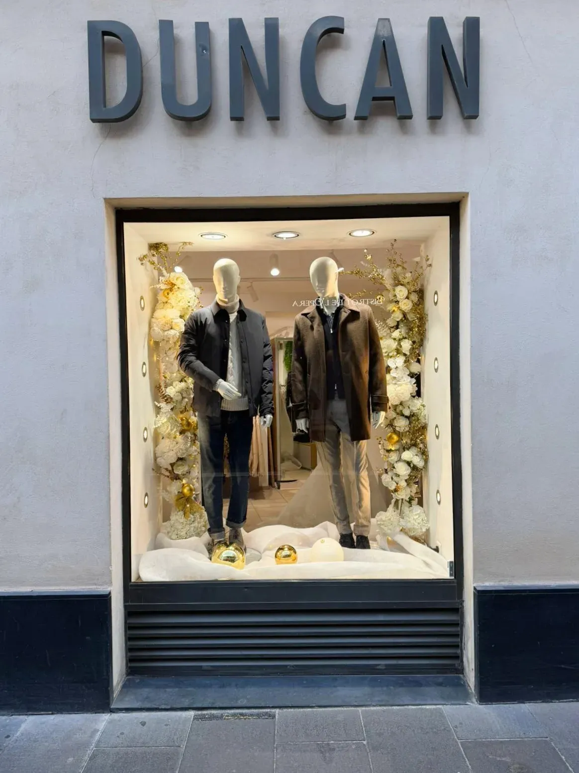 Devanture fleurie de la boutique Duncan à Nice, décoration florale artificielle