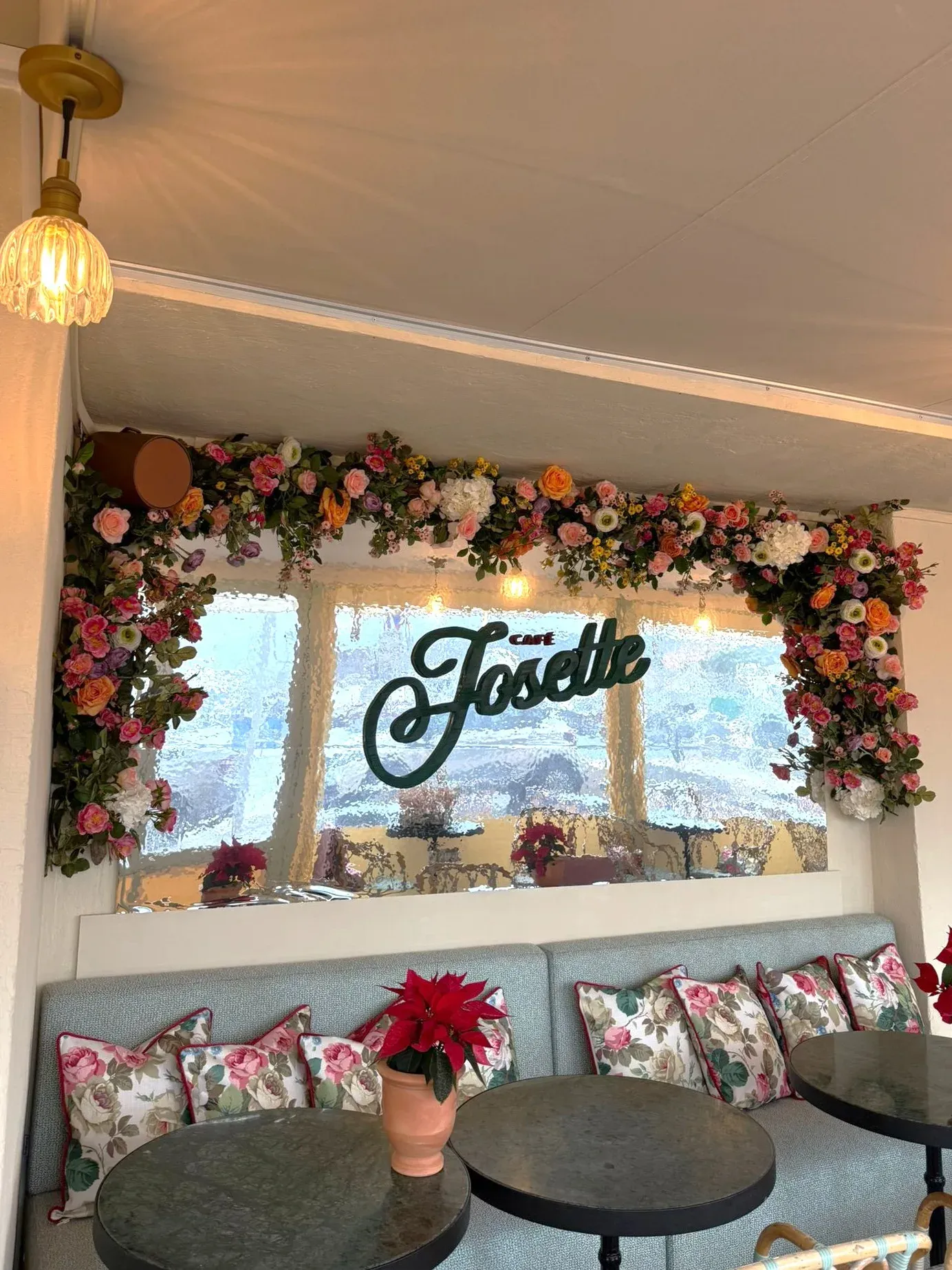 Décoration florale artificielle sur la terrasse du Café Josette, Saint-Tropez