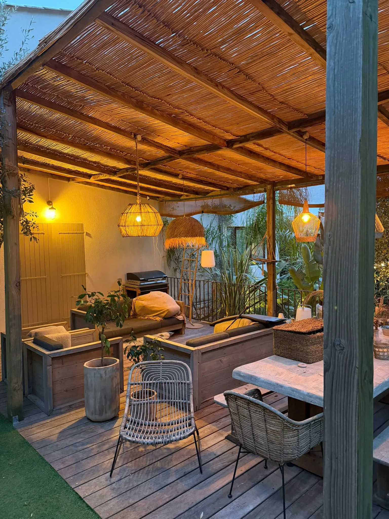 Canisse en bambou sur pergola de cuisine extérieure, ambiance conviviale