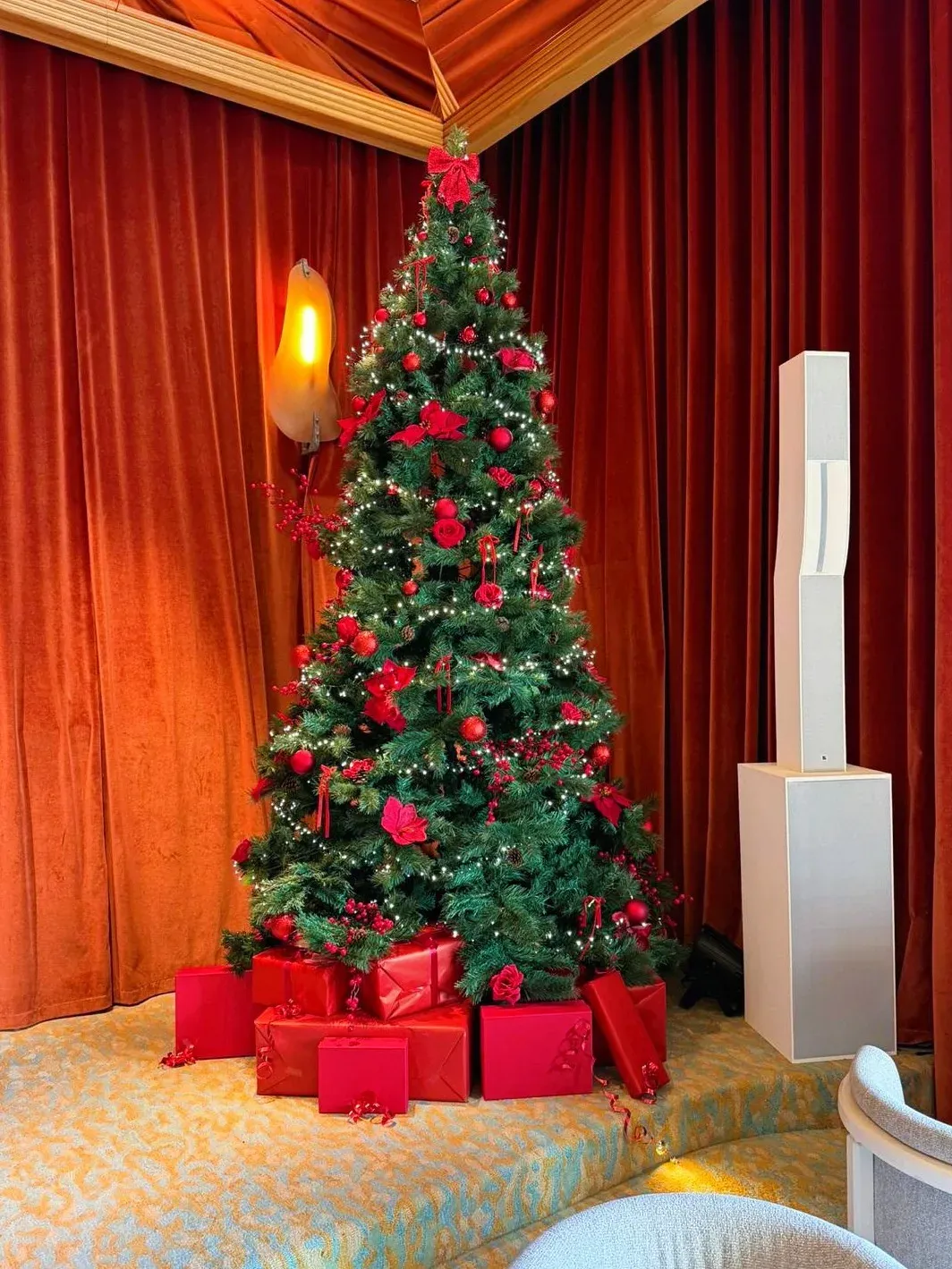 Décor de Noël en fleurs artificielles, restaurant Marlow à Monaco