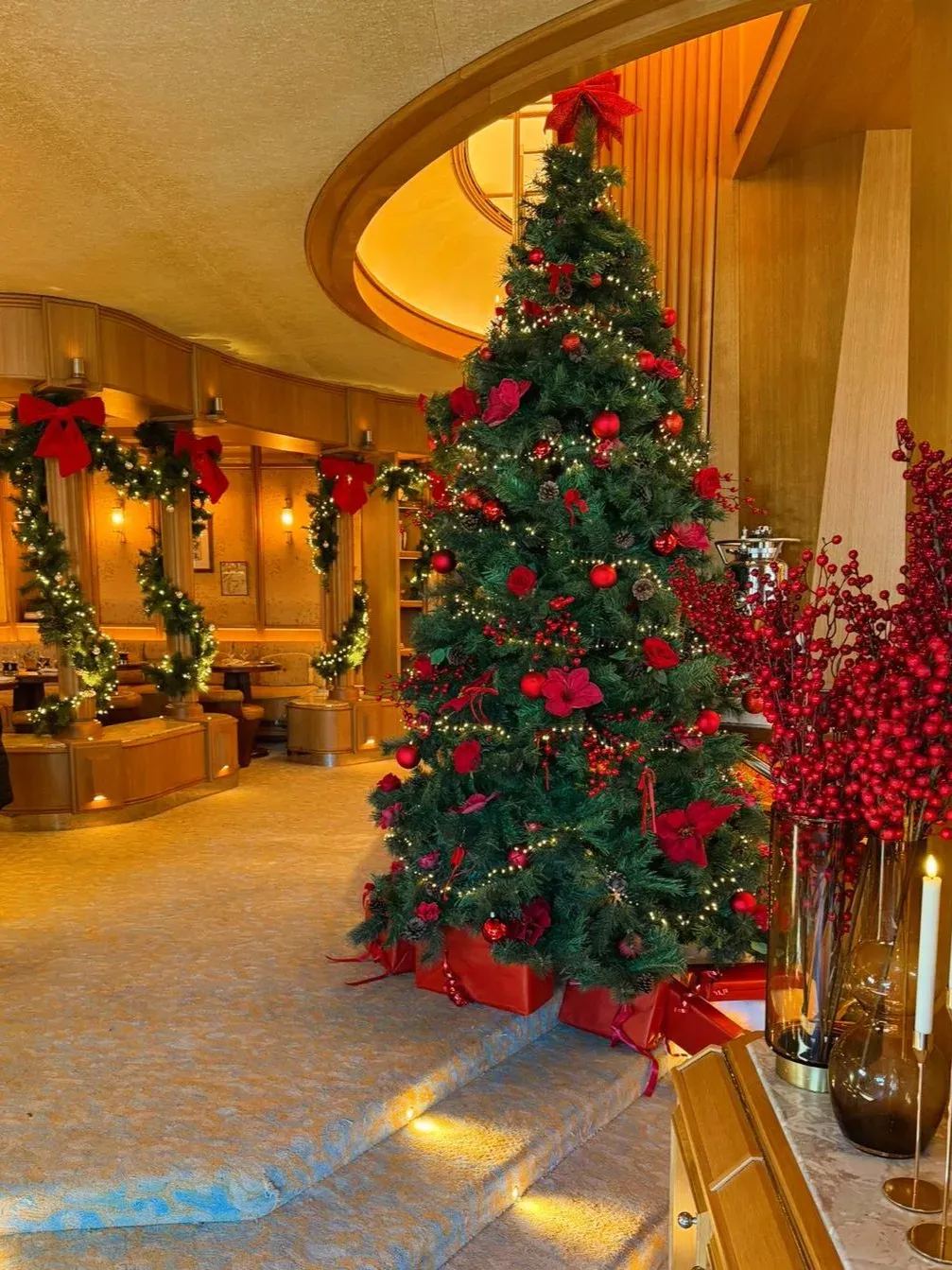 Composition florale de Noël artificielle, intérieur du Marlow Monaco