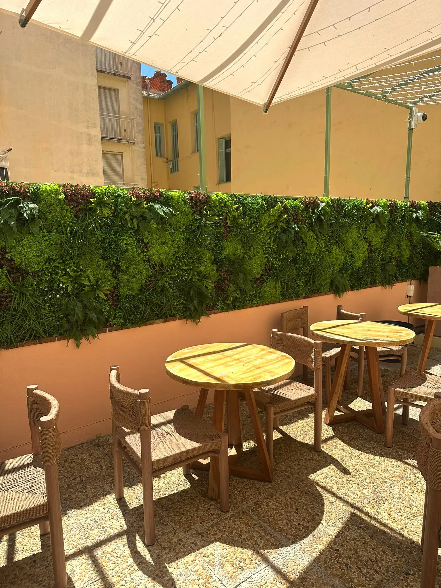 Plantes et jardinières artificielles dans les espaces de l'Hôtel Gabriel, Menton