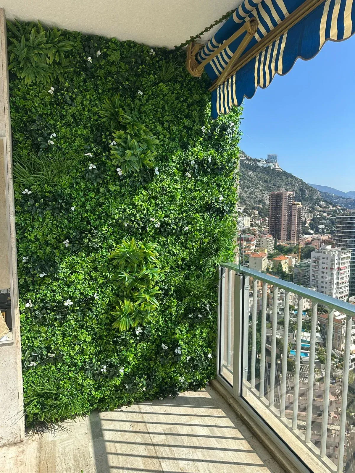 Mur végétal artificiel dans un intérieur privé à Monaco
