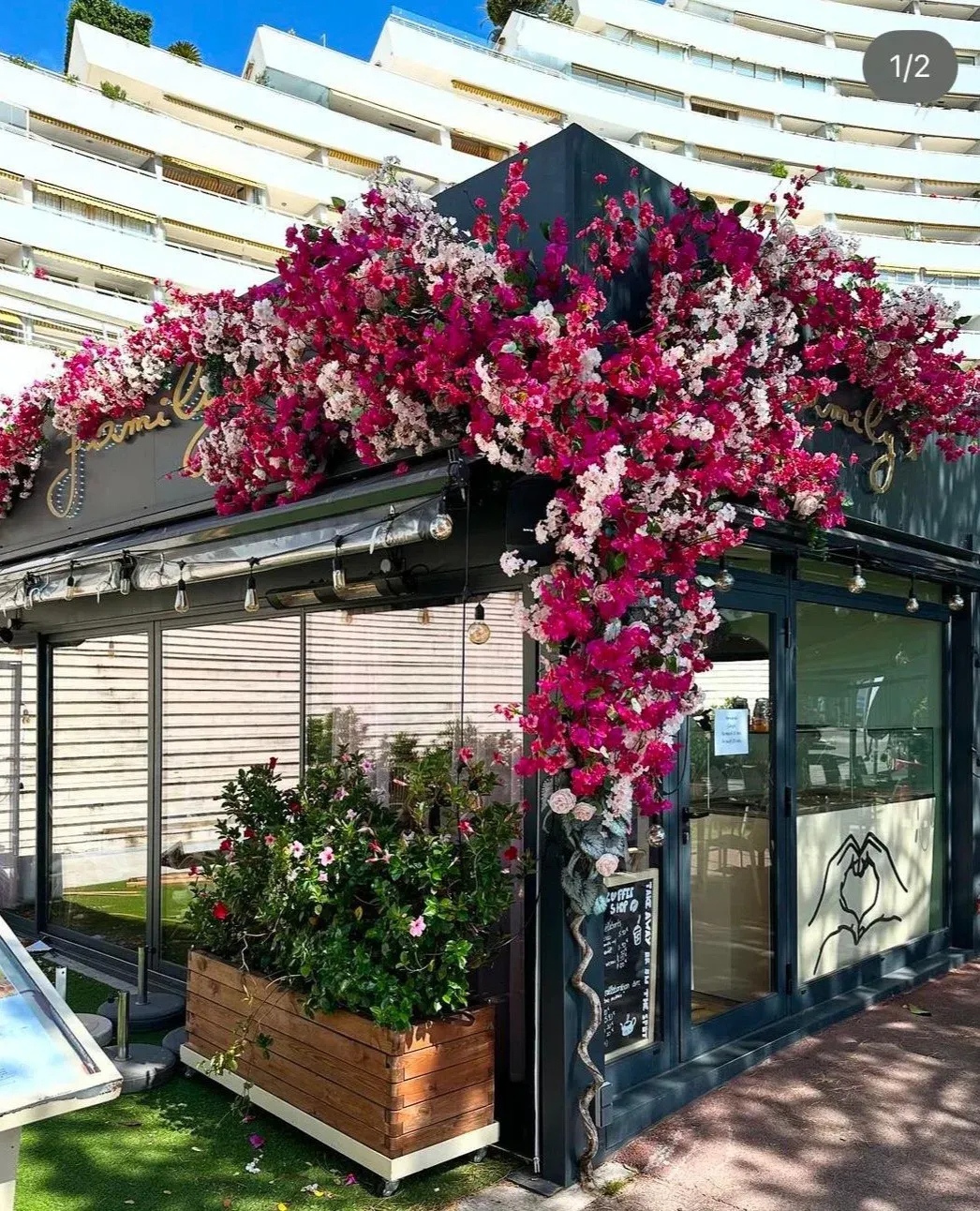Décoration florale artificielle au Family Brunch, Villeneuve-Loubet