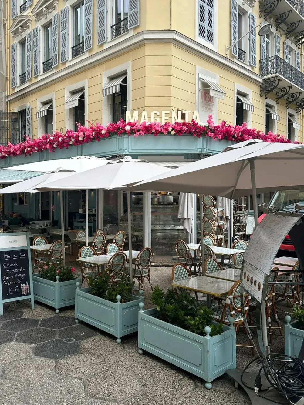 Composition florale artificielle en salle, restaurant Le Magenta Nice