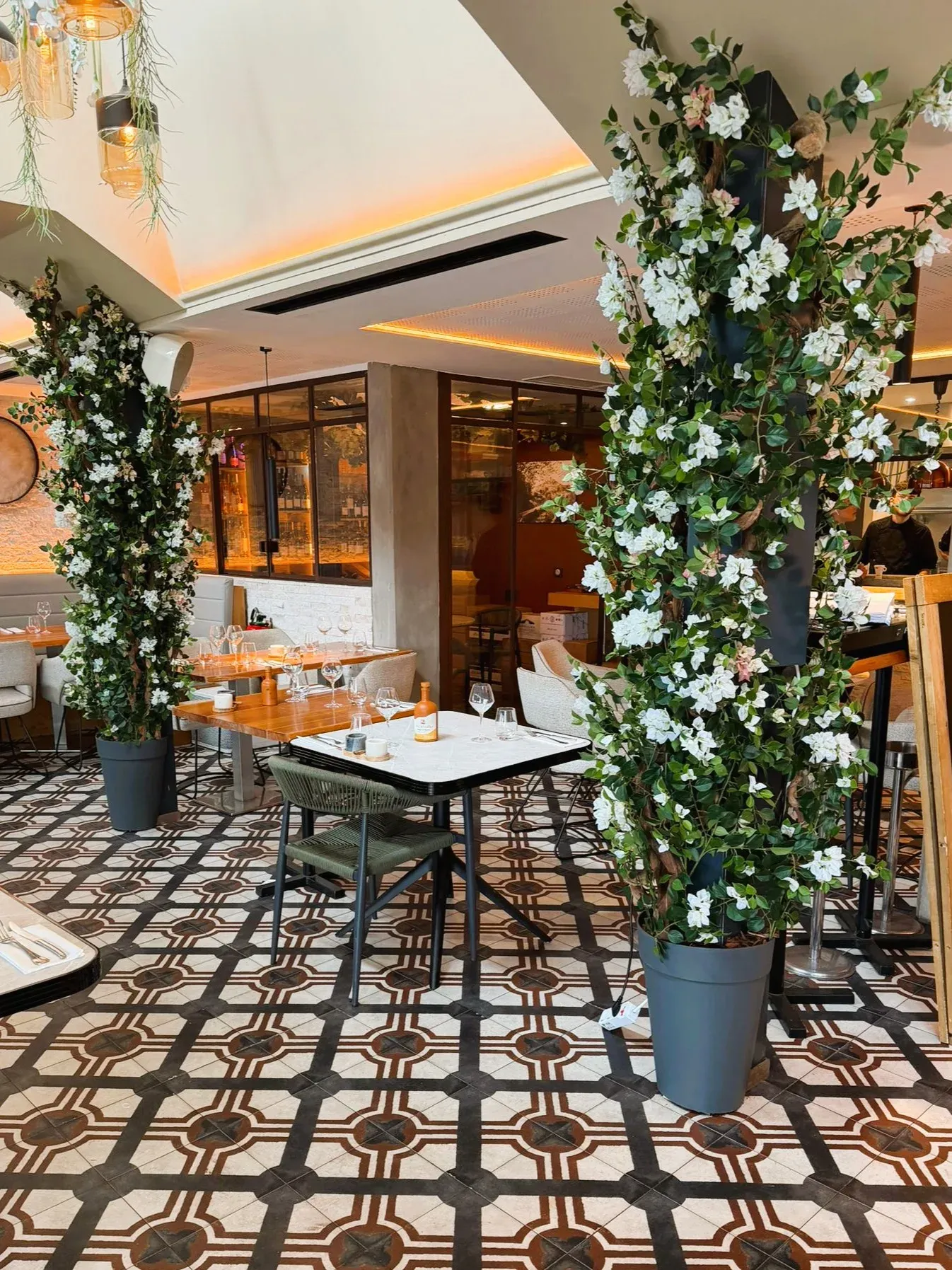 Plafond végétal artificiel en salle, restaurant Le Vyrus à Saint-Laurent-du-Var