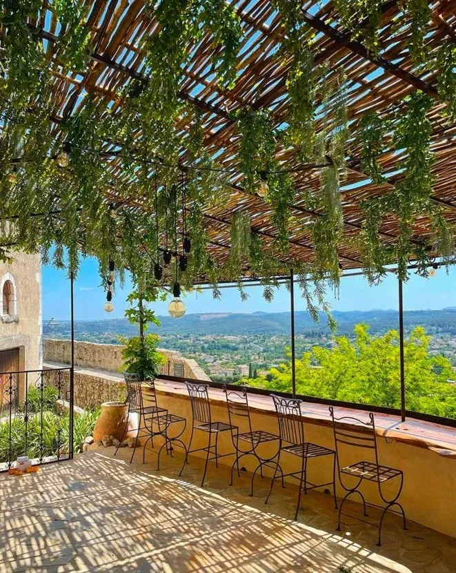 Plafond végétal artificiel au restaurant Les Remparts, Saint-Paul-de-Vence
