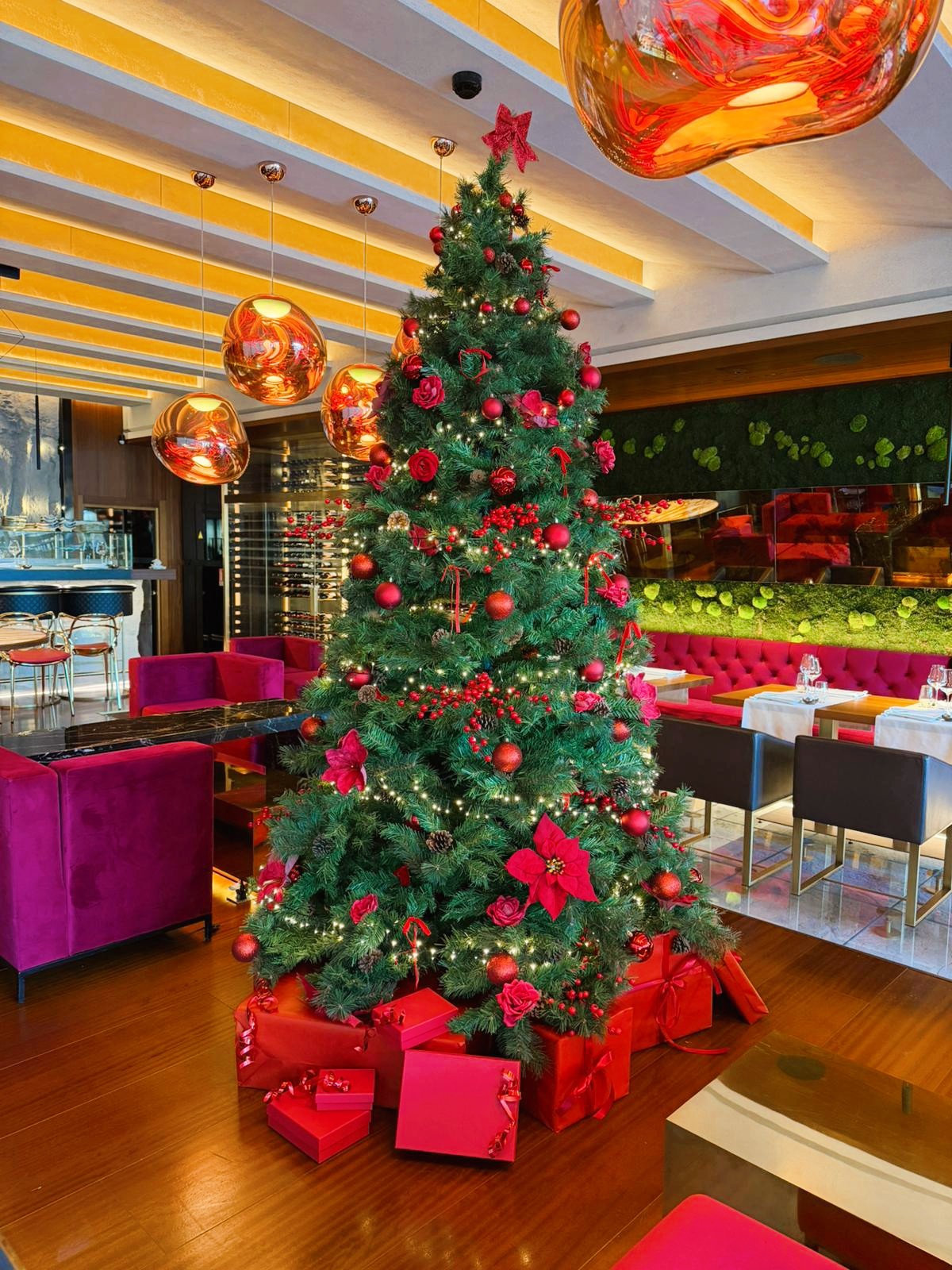 Décoration Noël - décoration florale artificielle pour façades, vitrines et restaurants