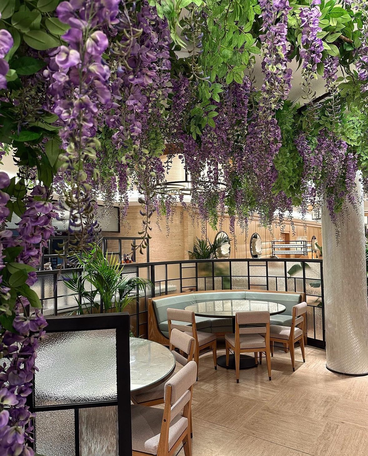 Composition florale artificielle haut de gamme – restaurant à Nice, Atmosphere Green