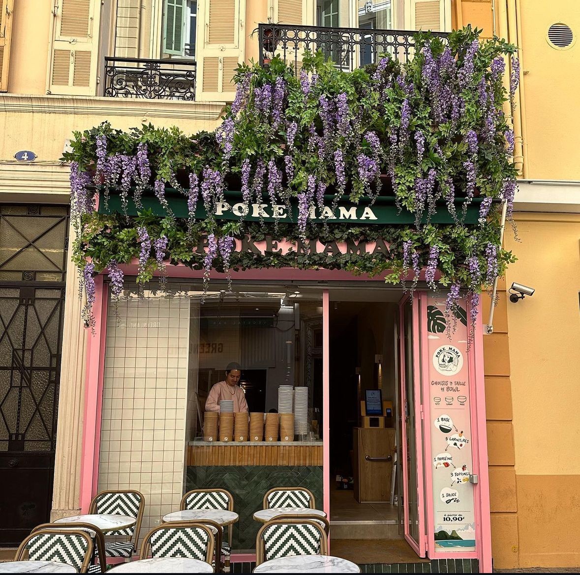 Restaurant Poke Mama Cannes - décoration florale artificielle pour façades, vitrines et restaurants